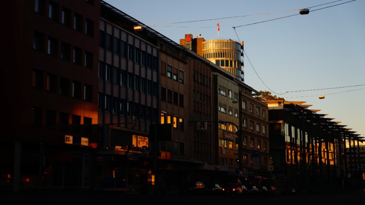 Pforzheim Innenstadt im Abendlicht mit Blick auf das Sparkassen-Hochhaus